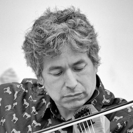 Alistair Zaldua playing an electric violin